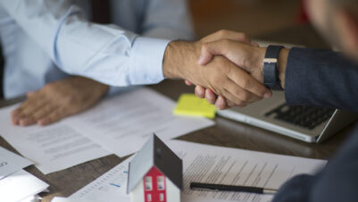 Handdruk bij het afronden van de verkoop van een woning