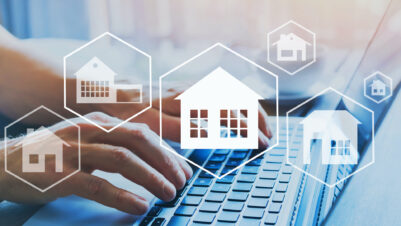 Digitale analyse van woninggegevens op een laptop