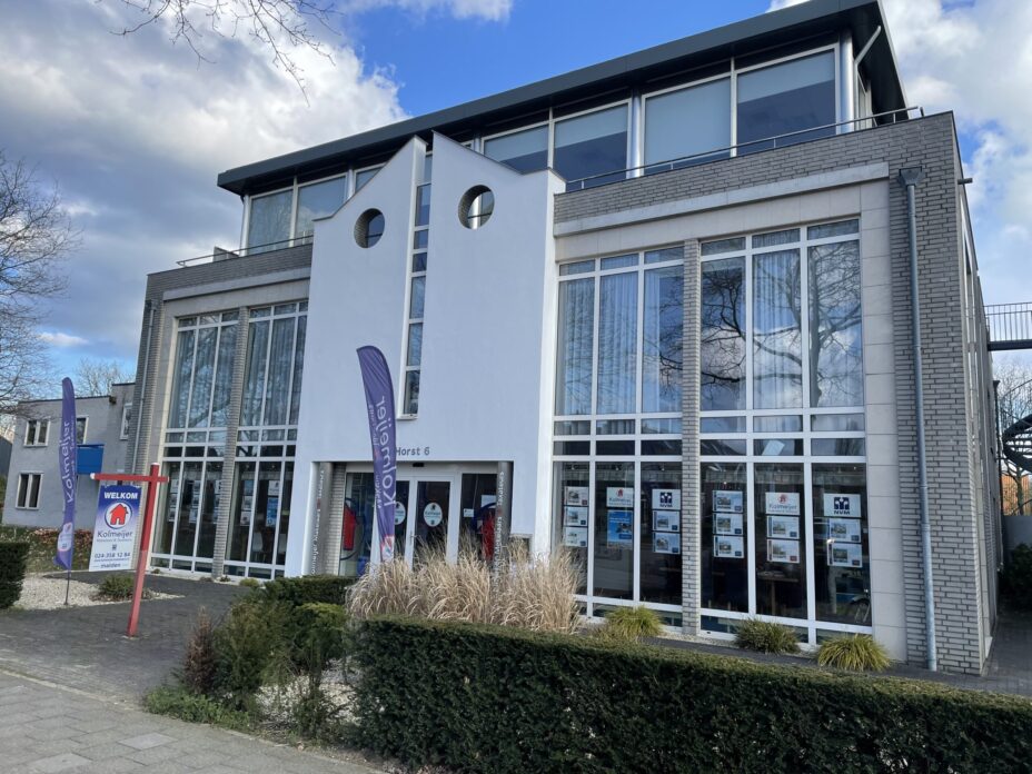 Buitenzijde van het kantoor van Kolmeijer Makelaars in Malden