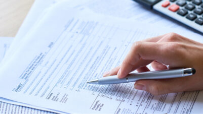Ondertekenen van het koopcontract voor een woning
